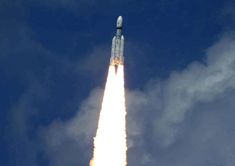 El Chandrayaan-3 elevándose por el cielo hasta la atmósfera.