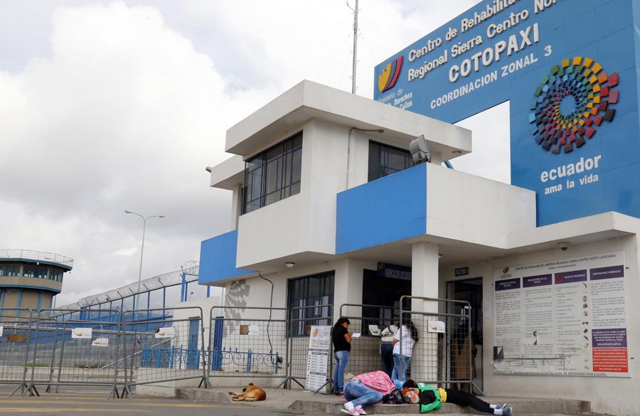 La sargento fue trasladada al Hospital General de Latacunga en su área de emergencia, en donde recibió asistencia médica.