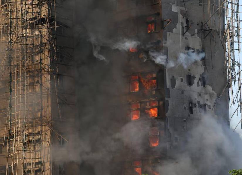 Residencia Wang Fuk Court en llamas.