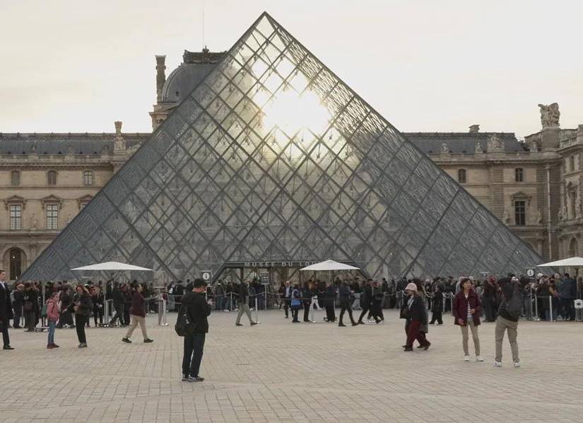 El museo del Louvre de París.
