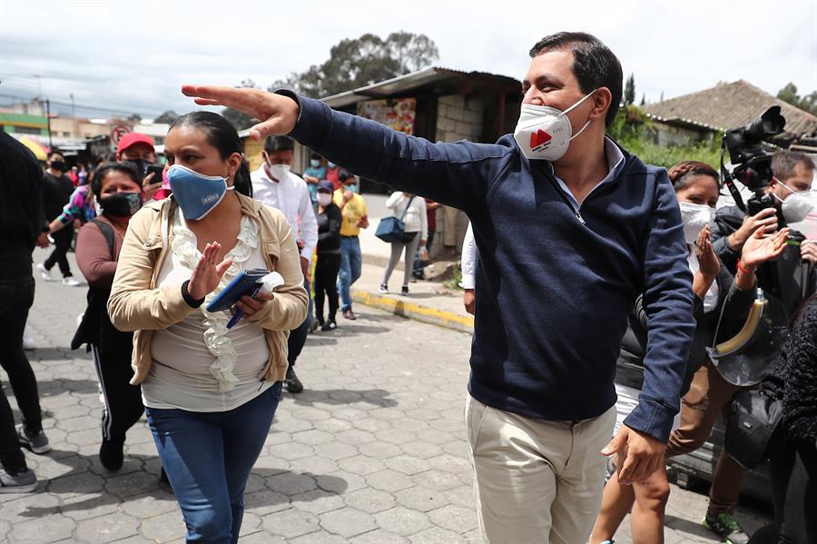 Andrés Arauz acompañó a comerciante a votar
