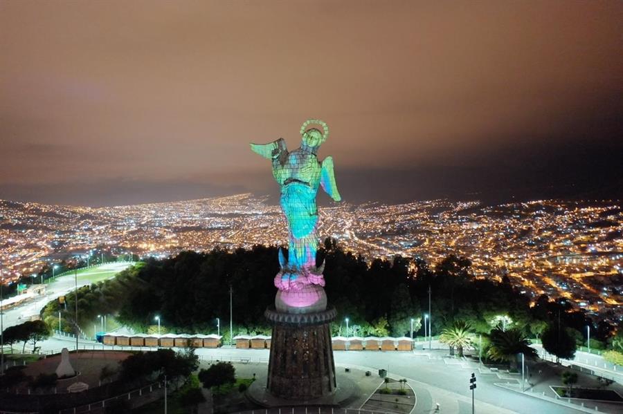 La virgen de El Panecillo rinde homenaje a médicos que combaten COVID-19