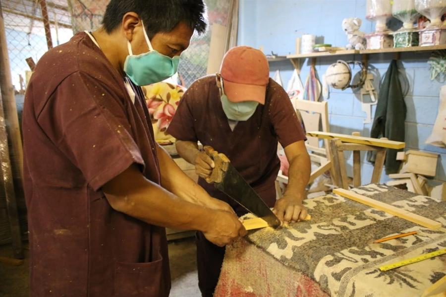 Reos de varias cárceles fabricarán féretros para víctimas de coronavirus