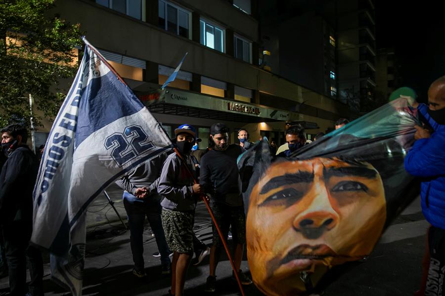 Internan a Maradona por un &quot;bajón anímico&quot;