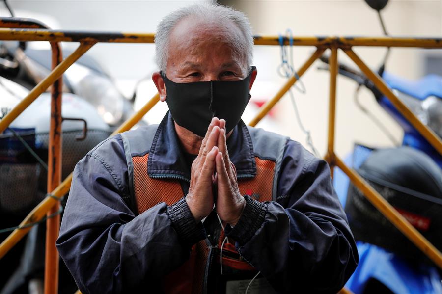 Los saludos asiáticos que recomienda la OMS para evitar el coronavirus