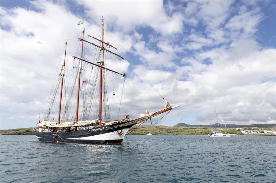 Un barco que recrea la vuelta al mundo de Charles Darwin llega a las Islas Galápagos con su tataranieta