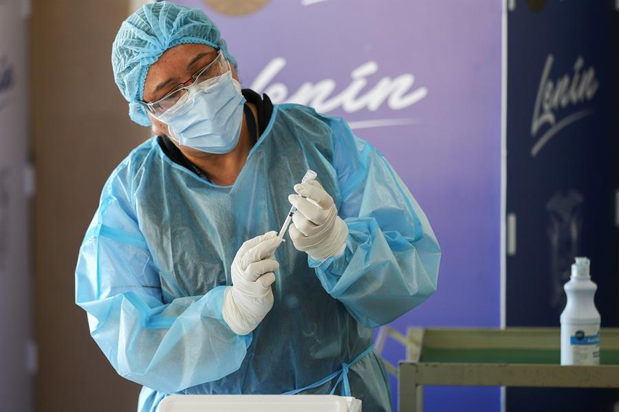 Denuncian vacunación contra COVID-19 en centro geriátrico privado de Quito