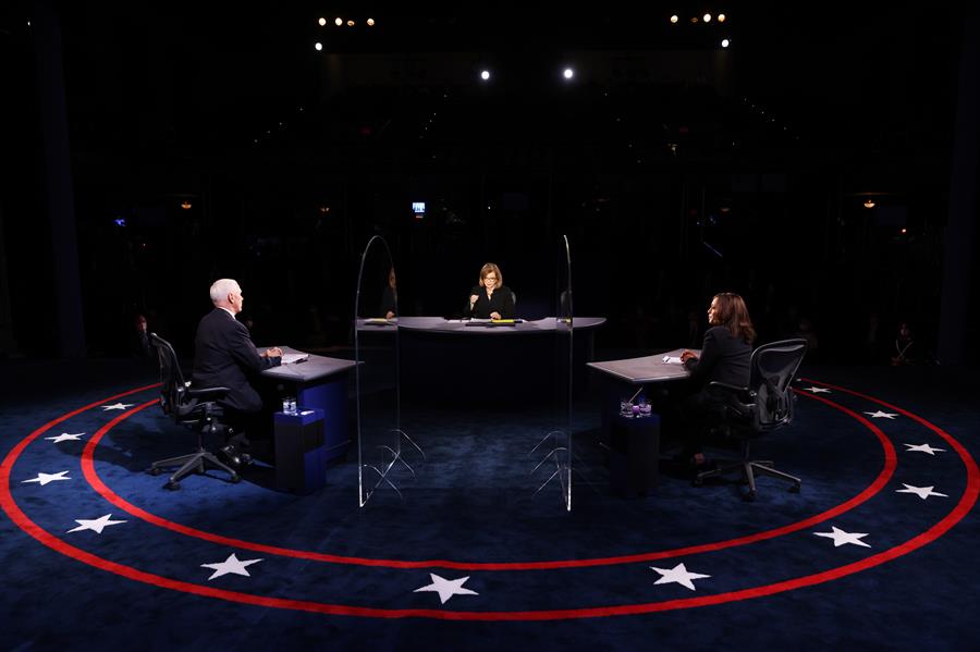 COVID: Harris y Pence chocan por vacuna aprobada por Trump