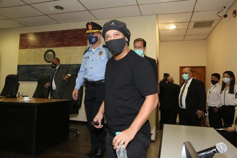 Ronaldinho, en libertad tras estar 6 meses detenido en Paraguay