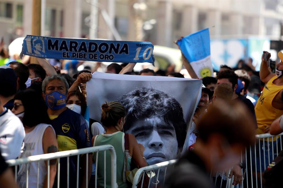Multitudes despiden a Maradona, máximo ídolo en Argentina