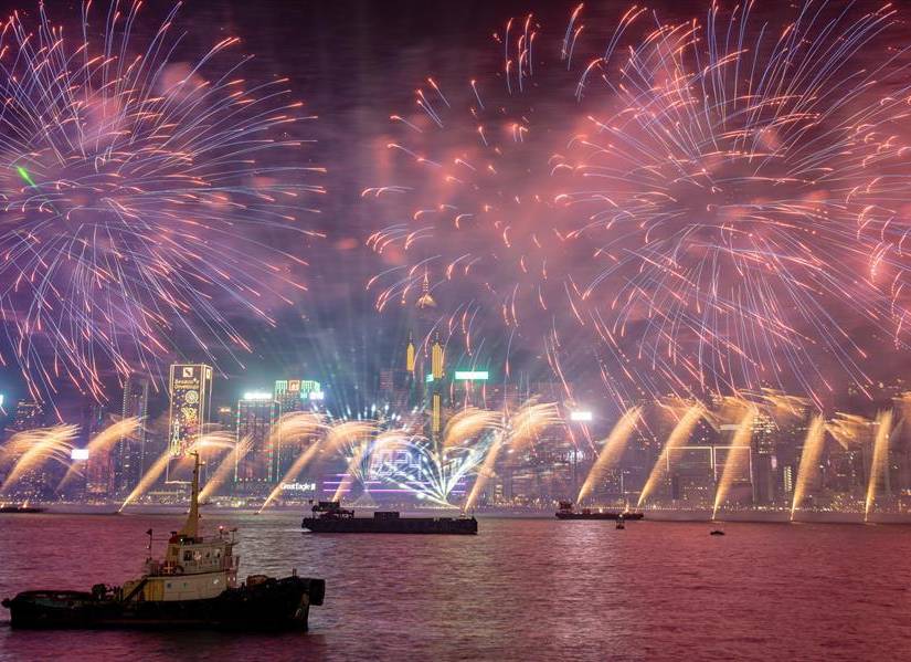 Fuegos artificiales sobre el puerto Victoria para las celebraciones de Nochevieja en Hong Kong.