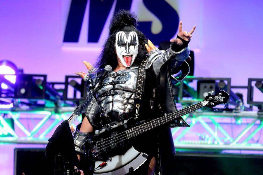 Gene Simmons de 'Kiss' comparte video de sus fanáticos en un carnaval de Ecuador
