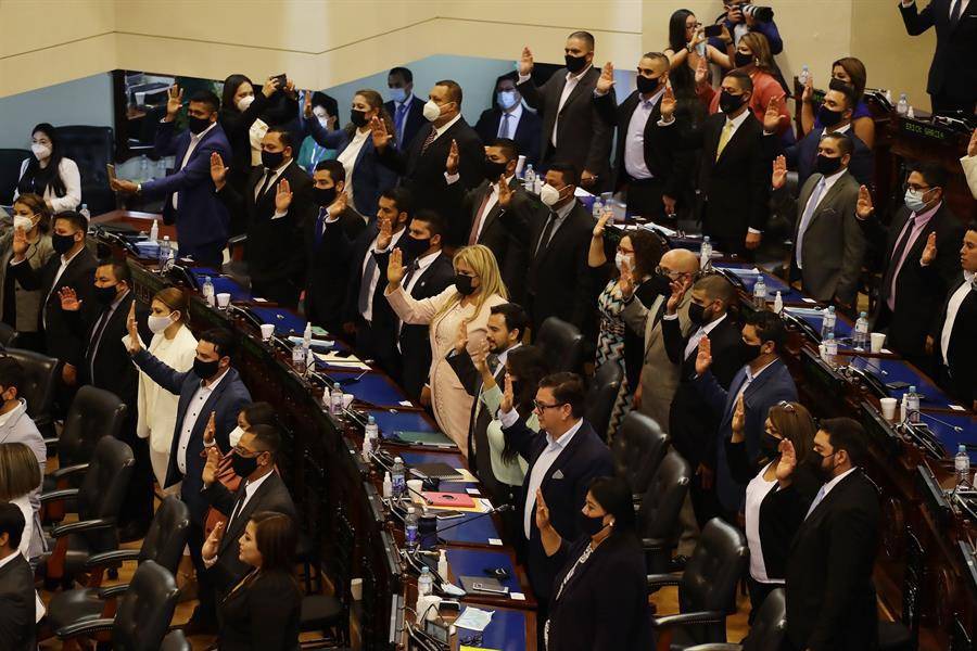 Nueva Asamblea salvadoreña destituye a funcionarios enfrentados a presidente Bukele