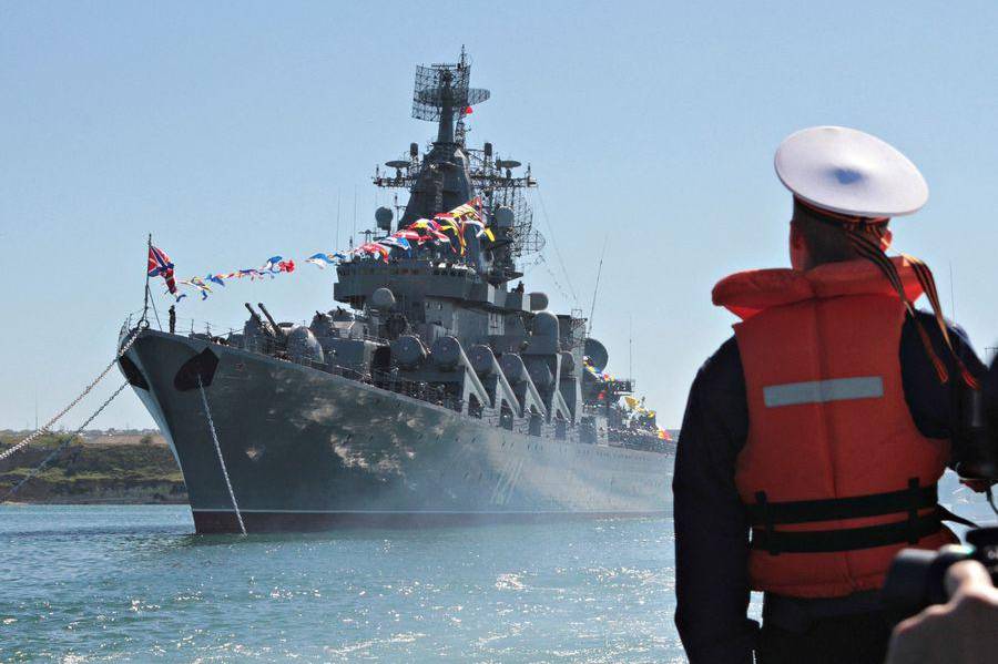 Ucrania dice haber alcanzado un buque insignia ruso y Moscú aduce un incendio