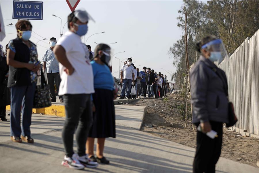 Abren los colegios electorales en Perú para comicios marcados por el COVID