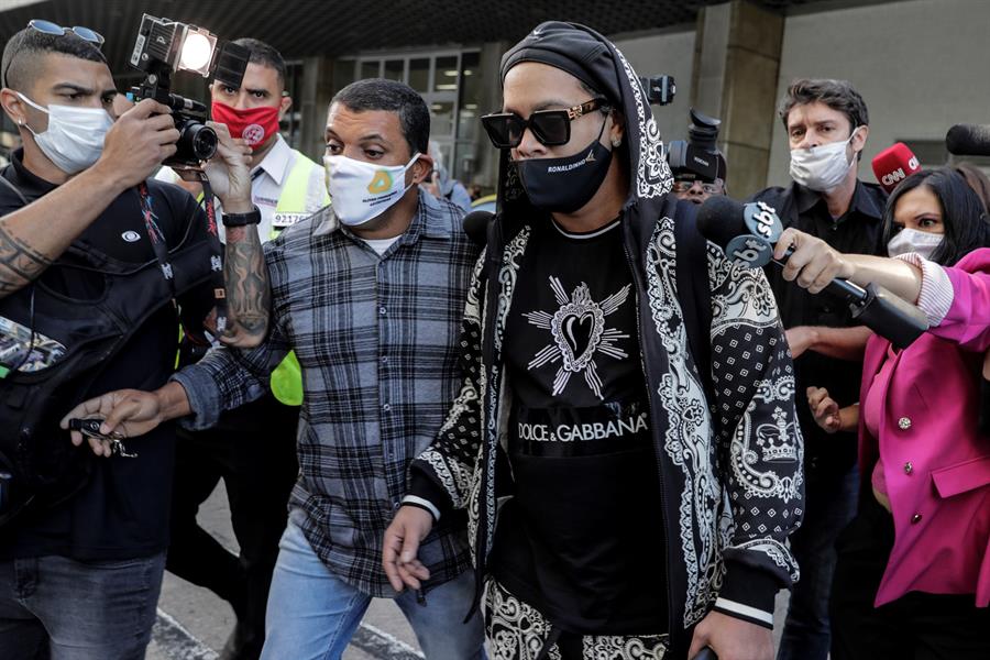 Ronaldinho llega a Río de Janeiro tras pasar seis meses detenido en Asunción