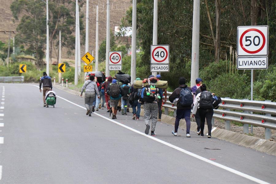 Más de 200 migrantes siguen en las calles del sur de Ecuador