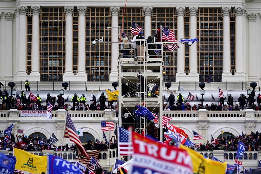 Un herido de bala durante invasión al Capitolio de EE.UU.