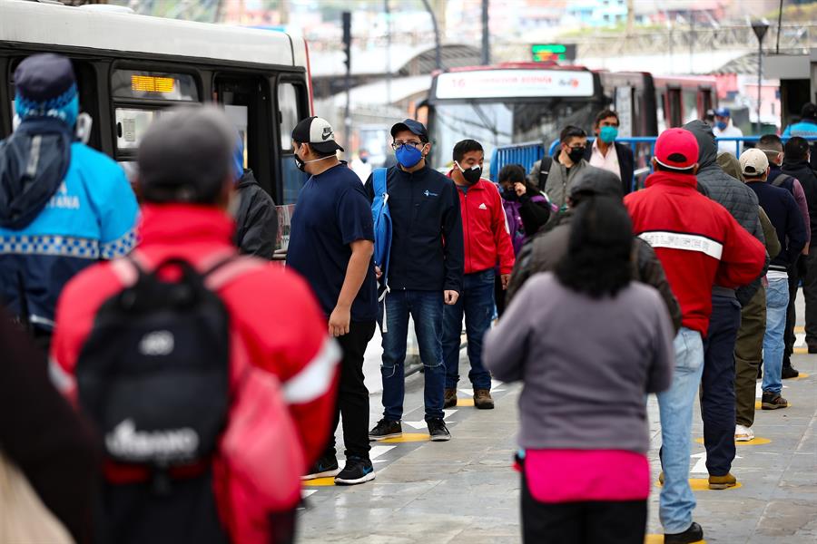 Quito retoma parcialmente sus actividades con semáforo en amarillo