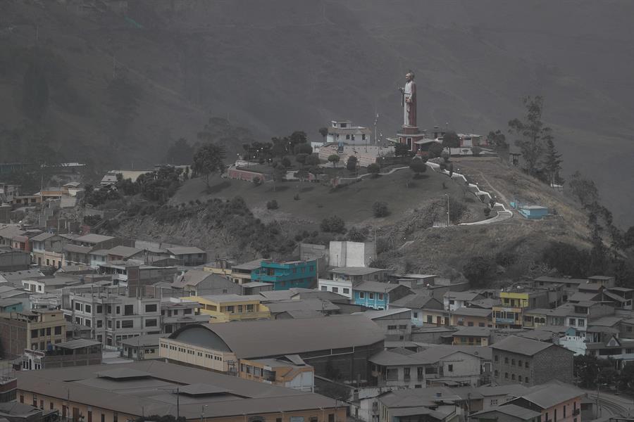 Intensa caída de ceniza del volcán Sangay en seis provincias