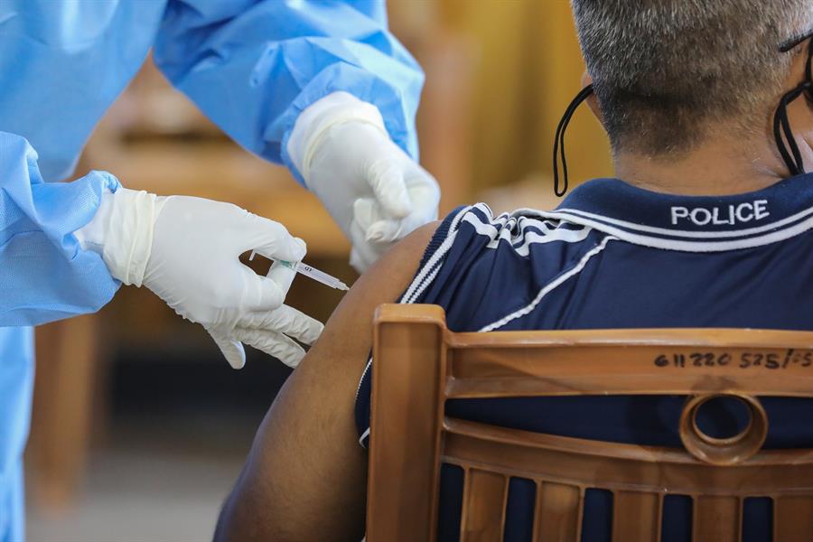 Estudio de Oxford ve efectividad del 76% de su vacuna en 3 meses