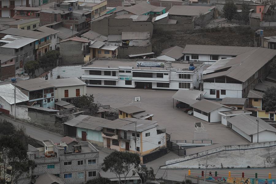 Caída de ceniza volcánica afectó 33 cantones del país