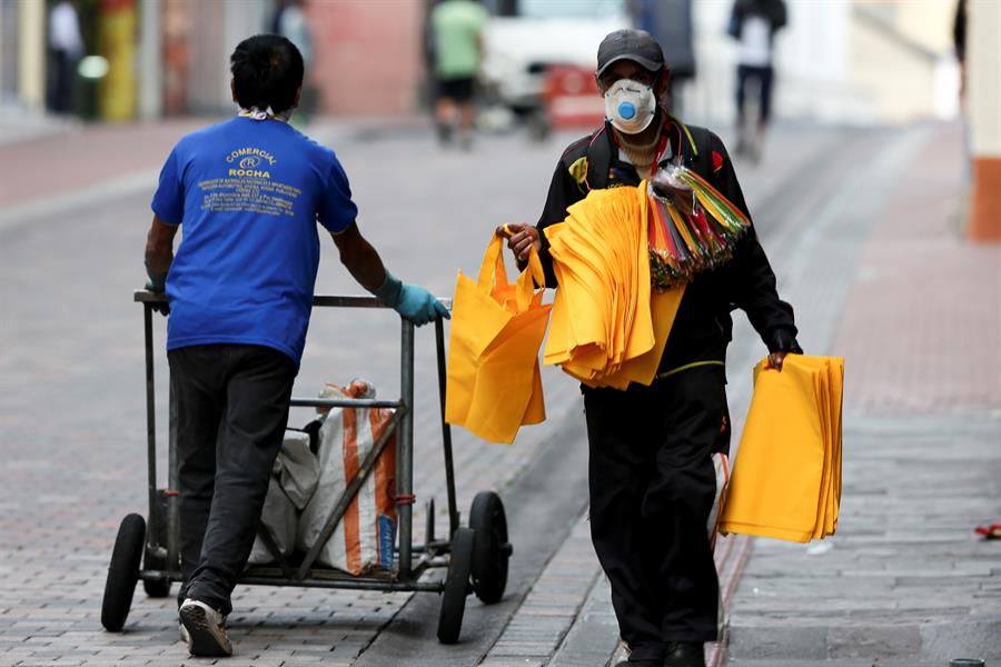 Quito retira a 2.000 vendedores por incumplir disposiciones de emergencia