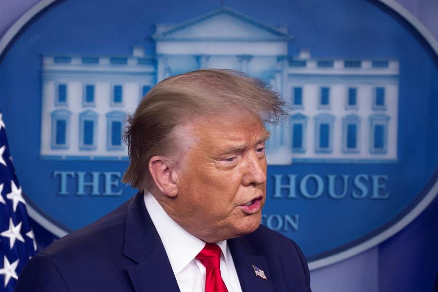 Trump restringe contratación de extranjeros en Gobierno