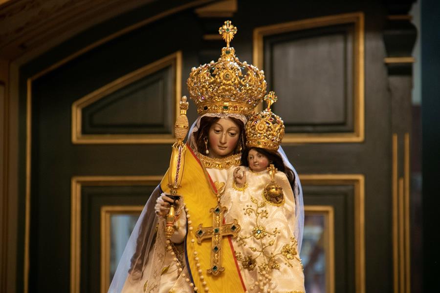 Bendiciones desde el aire con imagen de la Virgen de El Quinche