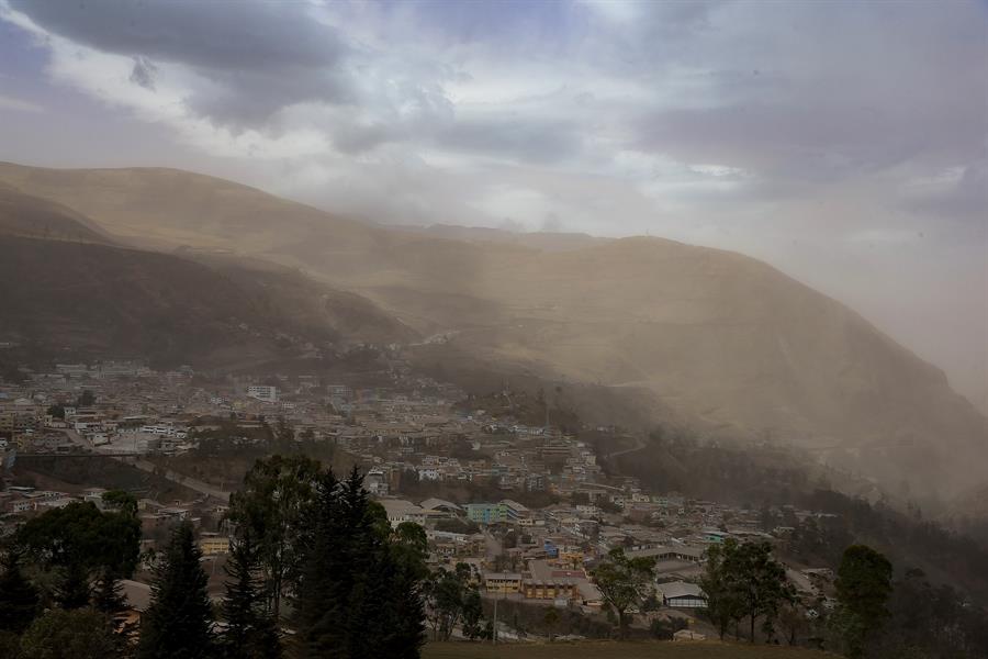 Caída de ceniza provocada por volcán Sangay dejó 28.000 familias afectadas en Ecuador