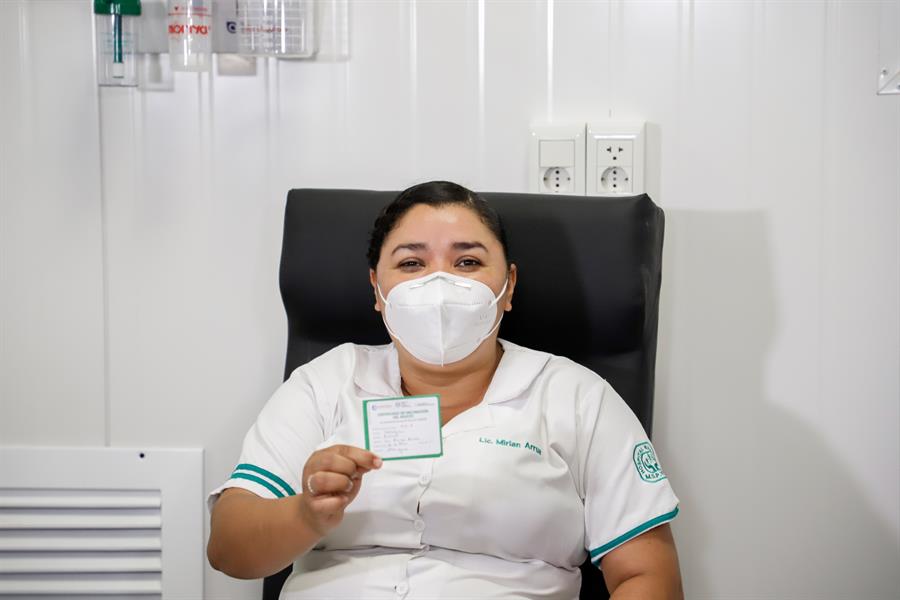 Una enfermera, primera persona en ser vacunada en Paraguay contra la covid-19