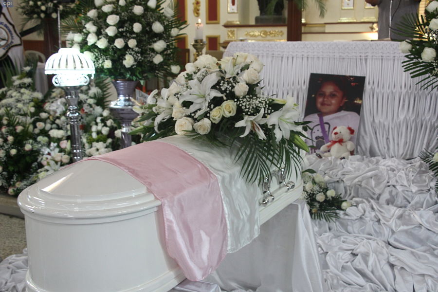 Fiscalía entrega restos de Emilia Benavides, que ya reciben velación en Loja