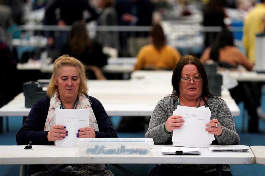 El partido conservador lleva la delantera en inicio de escrutinios en Reino Unido