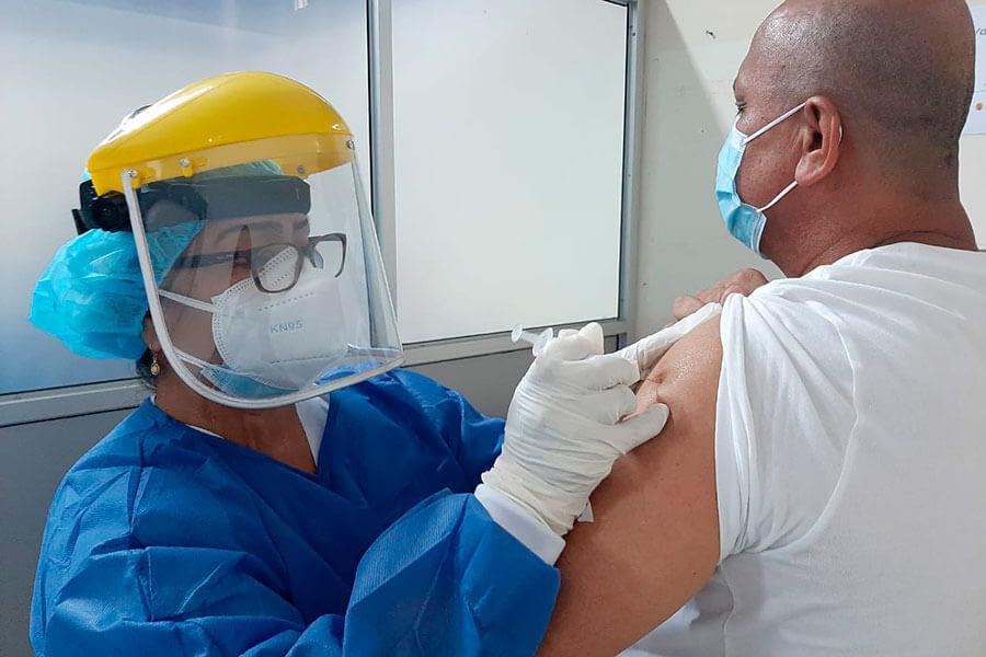 Un desfase en la llegada de vacunas Pfizer al Ecuador generó impaciencia