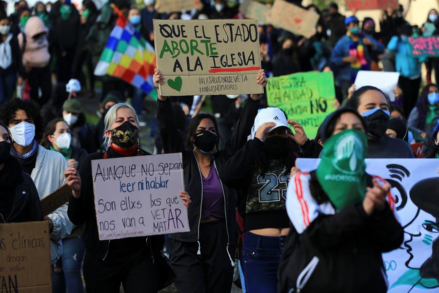 Mujeres en Ecuador exigen despenalizar el aborto