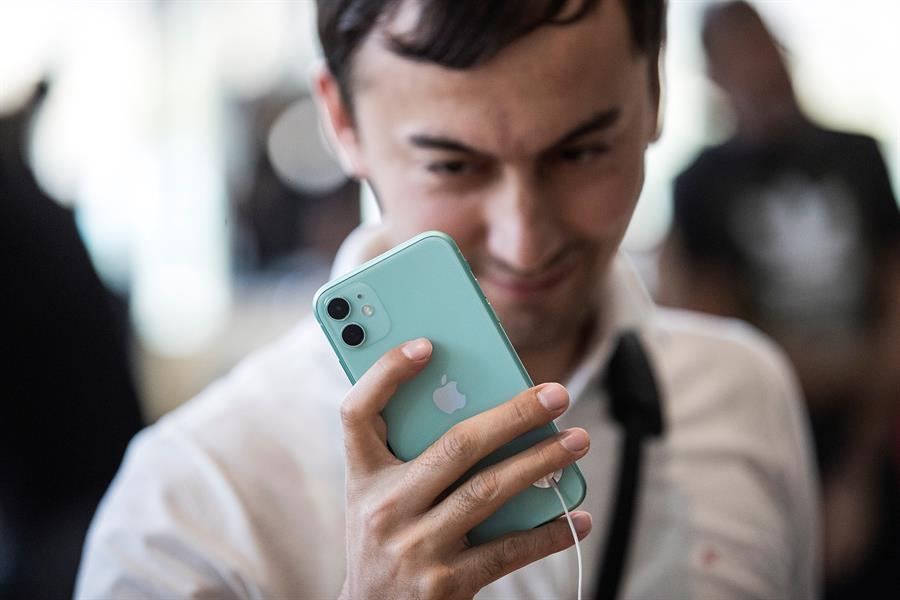 Apple no deja que villanos del cine usen iPhones, según director