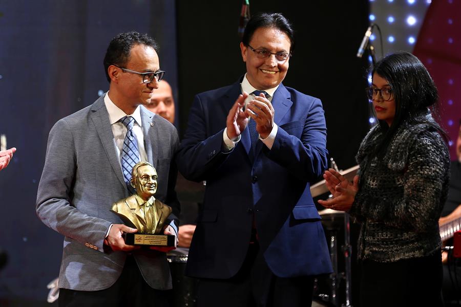 Premios Mantilla premian lucha contra corrupción y DDHH en Ecuador