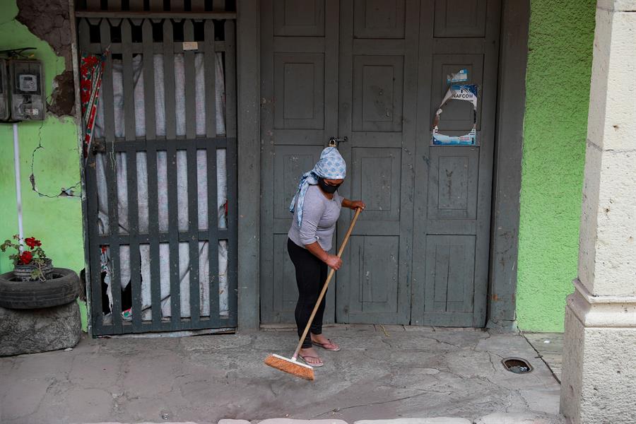 ¿Cómo limpiar la ceniza volcánica del hogar?