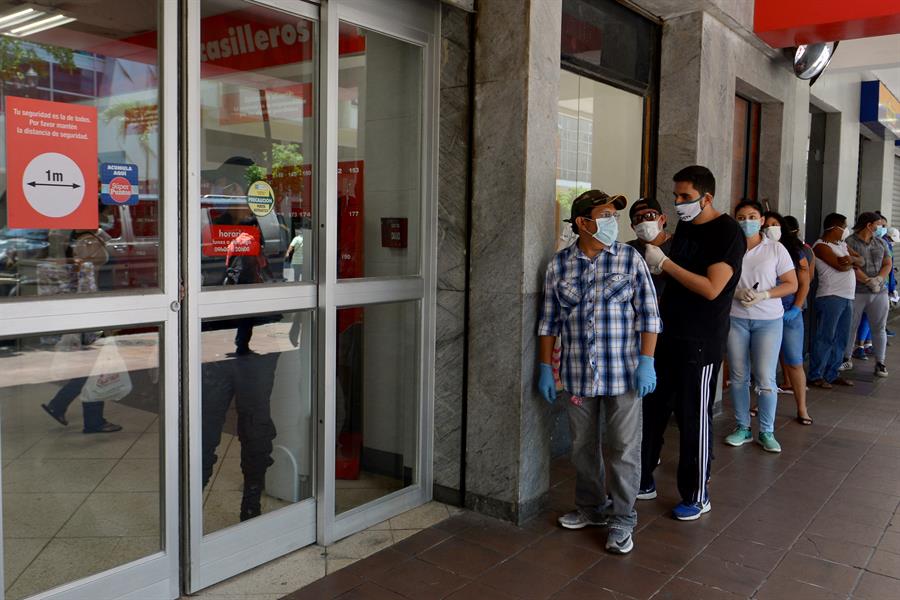 Supermercados adelantan apertura ante nuevo horario de toque de queda en Ecuador