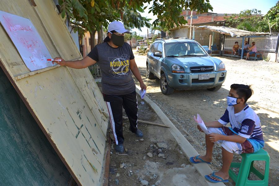 Carolina Espinoza, la maestra de Playas que va hacia sus alumnos sin internet