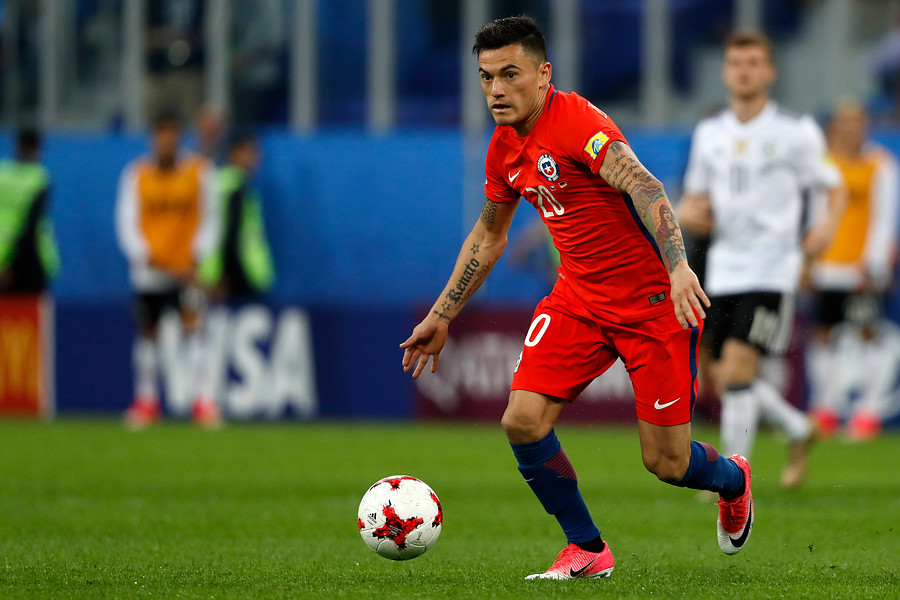 Charles Aranguiz es la nueva baja de Chile para enfrentar a Ecuador