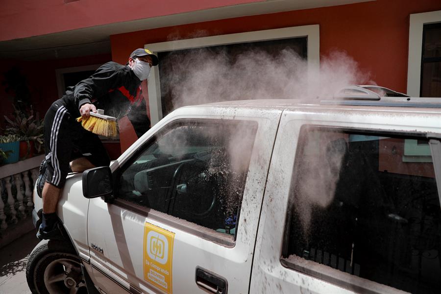 ¿Cómo limpiar el auto cuando cae ceniza volcánica?