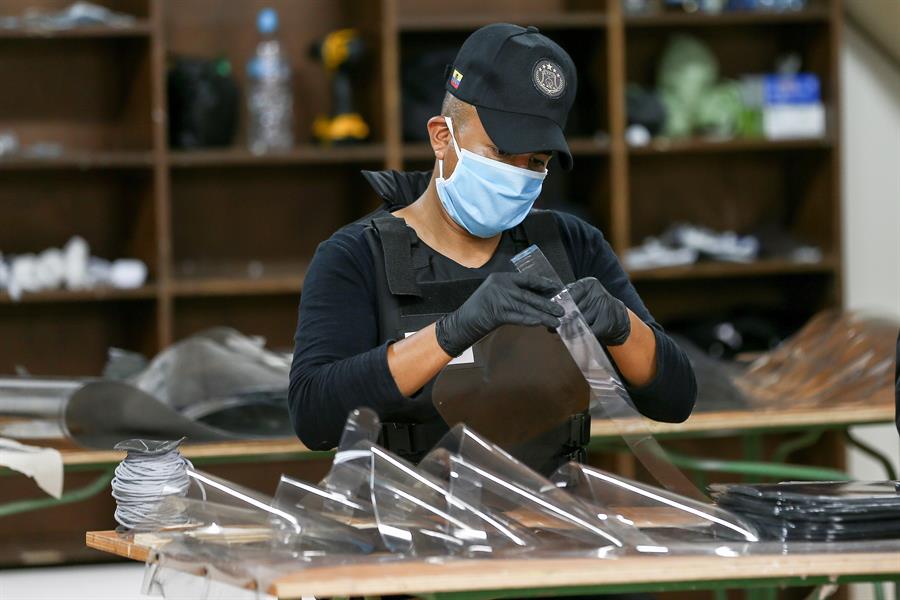 Voluntarios crean protectores faciales para combatir COVID-19 en Ecuador