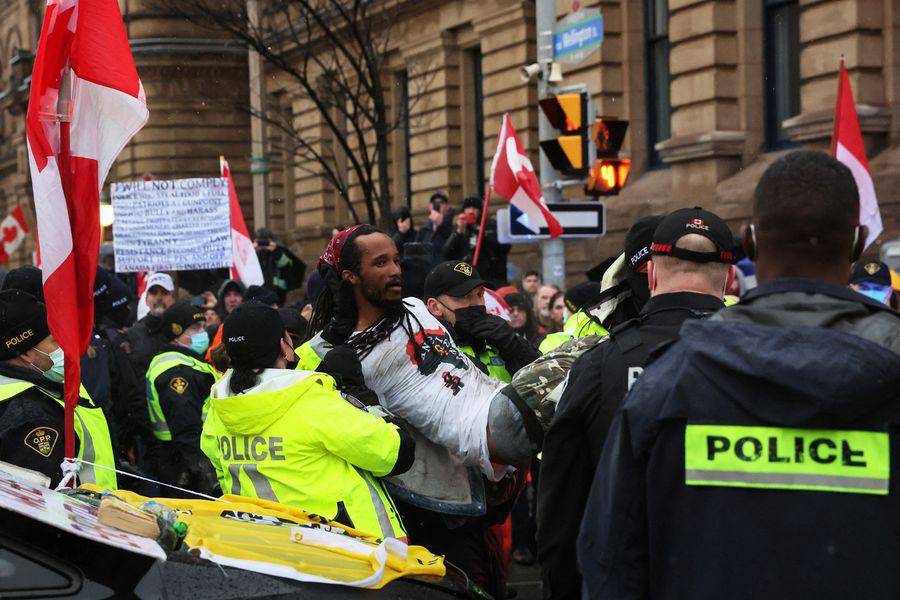 La Policía empieza a detener a antivacunas que bloquean el centro de Ottawa