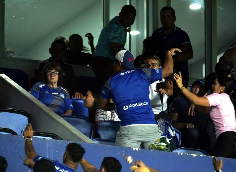 La presencia de hinchas de Barcelona SC generó molestias en los aficionados de Emelec.