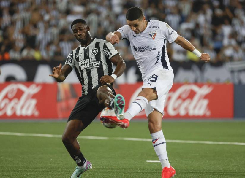 Bartolomeu Jacinto Quissanga (i) de Botafogo disputa el balón con Alex Arce de LDUQ este miércoles, en un partido de la fase de grupos de la Copa Libertadores