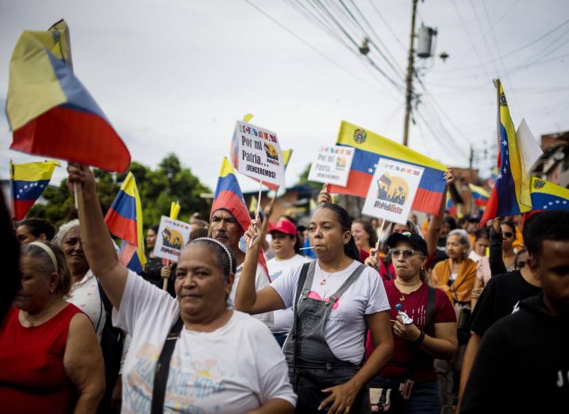 Simpatizantes del chavismo se movilizaron en comunidades de Venezuela para participar en la jornada de alistamiento de milicianos.