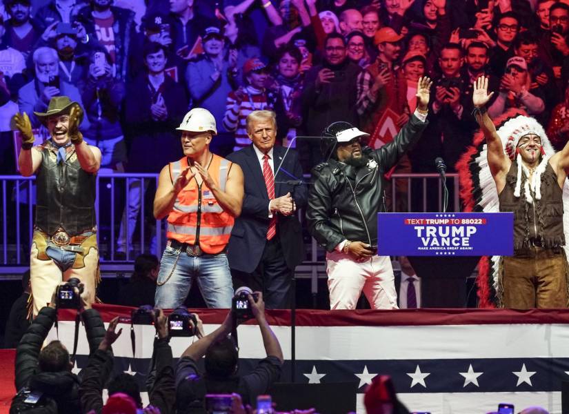 Washington (United States), 19/01/2025.- US President-elect Donald Trump (C) with the group the Village People at a rally at Capital One Arena in Washington, DC, USA, 19 January 2025. President-elect Donald Trump, who defeated Joe Biden to become the 47th president of the United States, will be inaugurated on 20 January, though all of the planned outdoor ceremonies and events have been cancelled due to a forecast of extreme cold temperatures. (Estados Unidos) EFE/EPA/WILL OLIVER