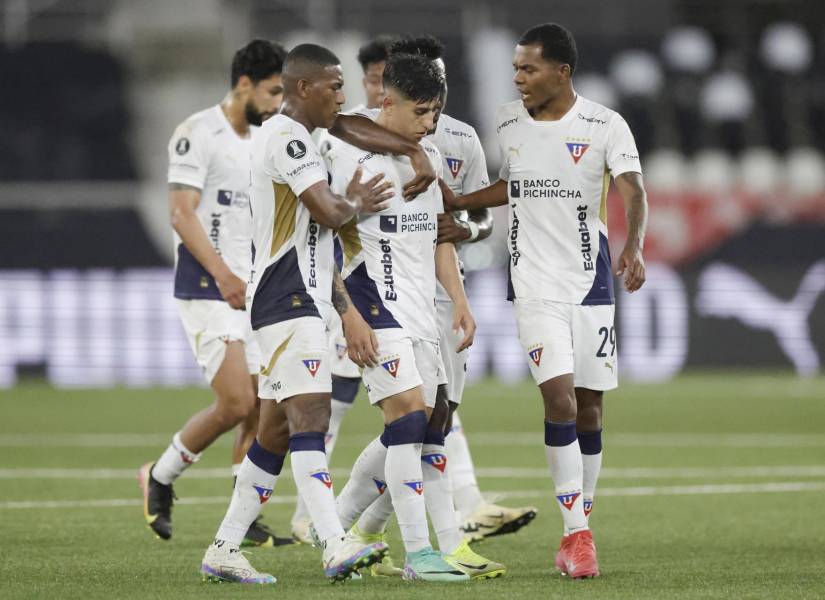 Jugadores de LDU Quito reaccionan este jueves, durante un partido de octavos de final de la Copa Libertadores
