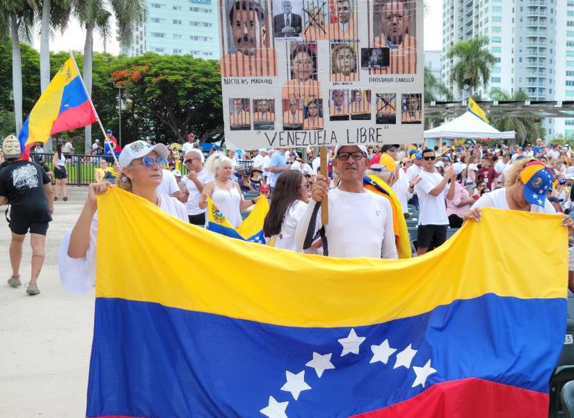 Ciudadanos venezolanos asisten a un acto para reclamar el fraude de las elecciones venezolanas celebrado este sábado, en el anfiteatro del parque de Bayfront en Miami, Florida (EE.UU.).